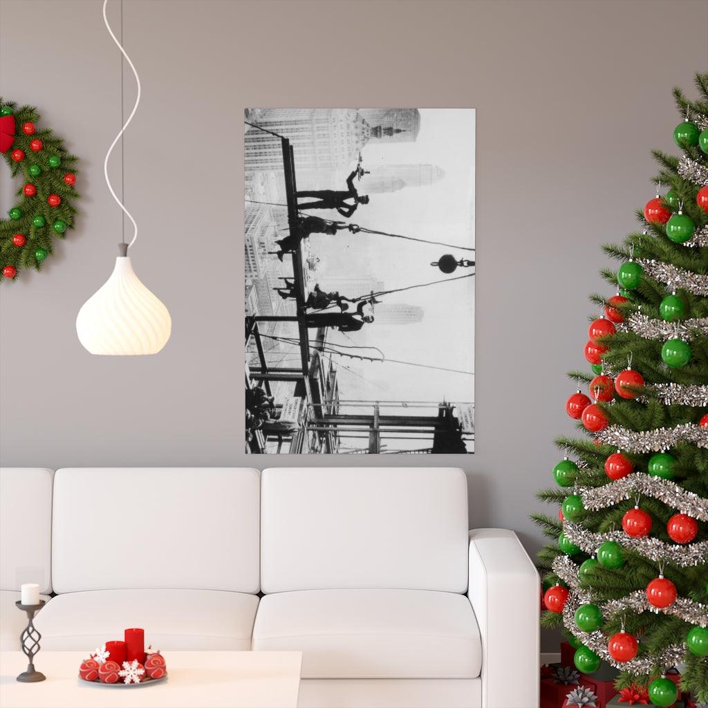 Dining On A NYC Skyscraper - Two Waiters Serving Lunch To Steel Workers Print Poster - Art Unlimited